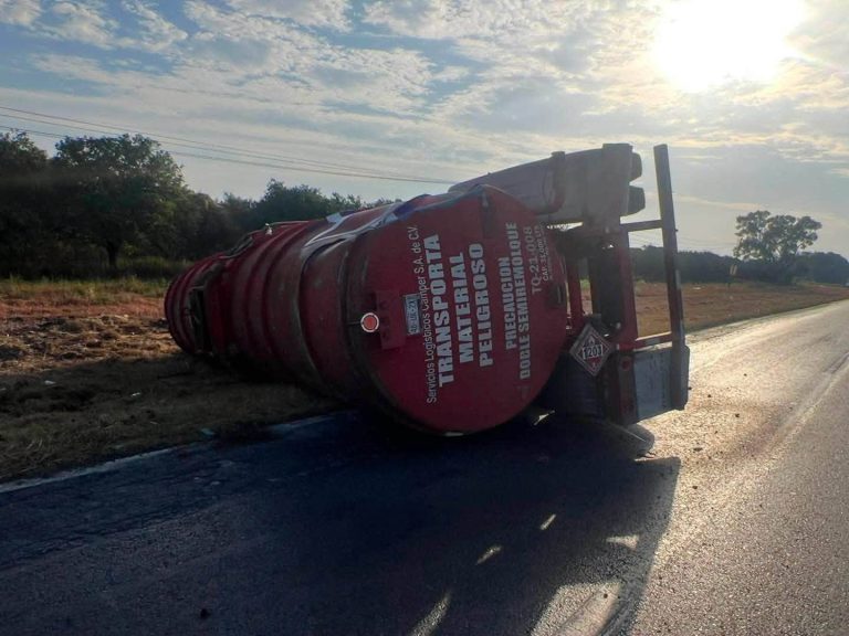 ¡ALERTA EN LA NACIONAL! VUELCA PIPA CON GASOLINA EN LINARES