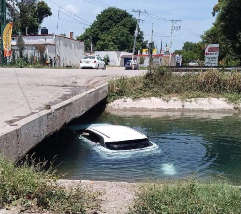 Automóvil cae dentro del canal en la zona de la Media Luna
