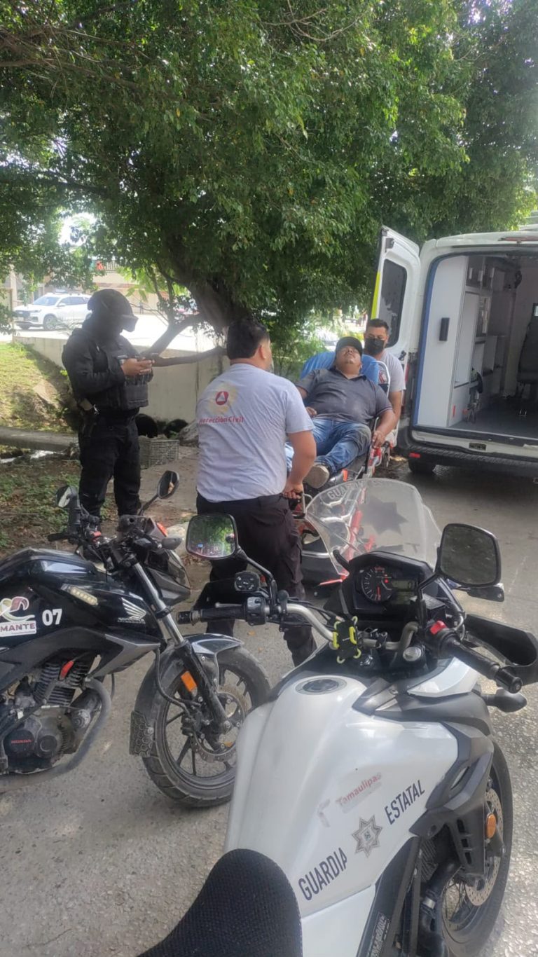 Bache lo hace caer de la moto