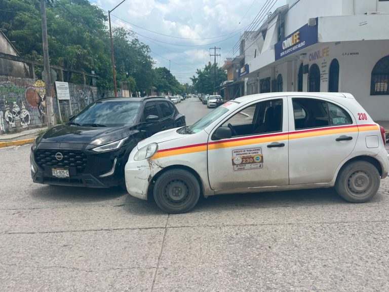 Camioneta omite alto y es impactada por unidad de ruta Conalep en zona centro*