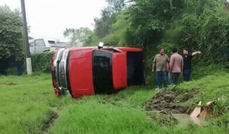 Camioneta se salió del camino y volcó en las inmediaciones del Teletón Altamira