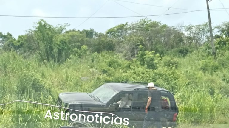 Choca camioneta contra talud en carretera Mante-Valles; no hay lesionados