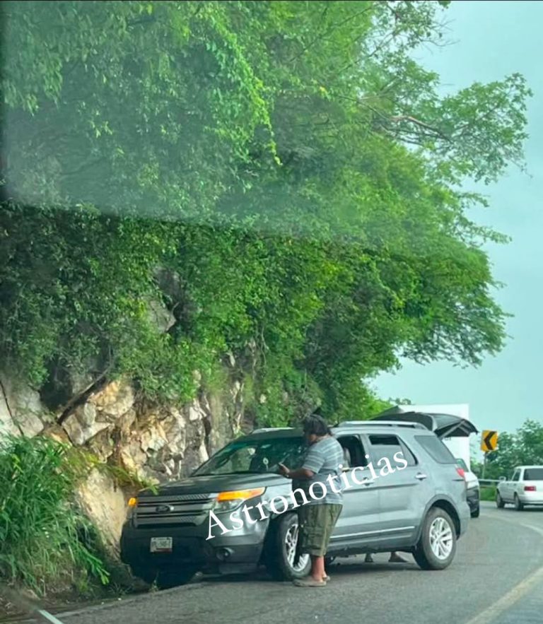 Choca camioneta contra talud en carretera Tampico-Barra de Navidad; solo daños materiales