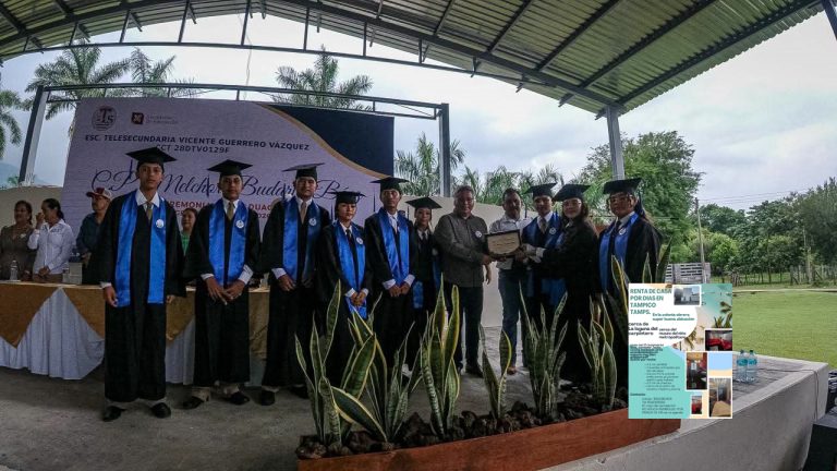 El alcalde Melchor Budarth Báez apadrina a la generación de la Telesecundaria “Vicente Guerrero Vázquez”