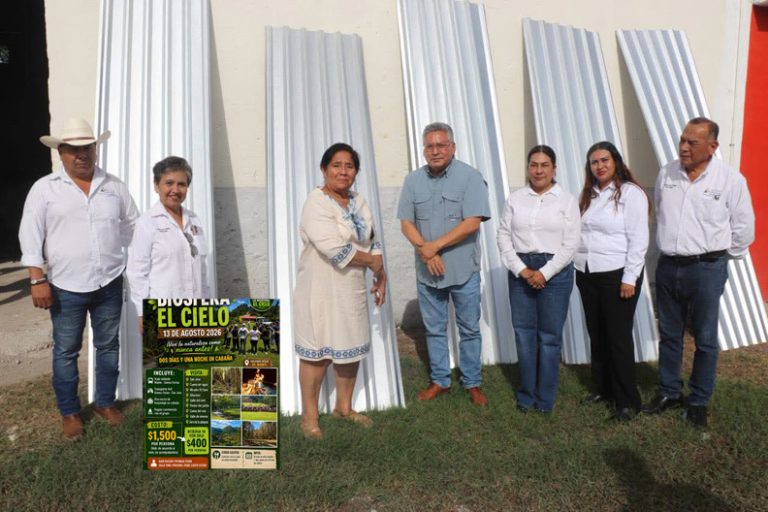 Encabeza Melchor Budarth entrega de apoyos a la vivienda en Ocampo