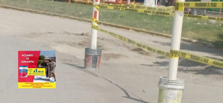 Enorme bache frente a la cabeza de Juárez.