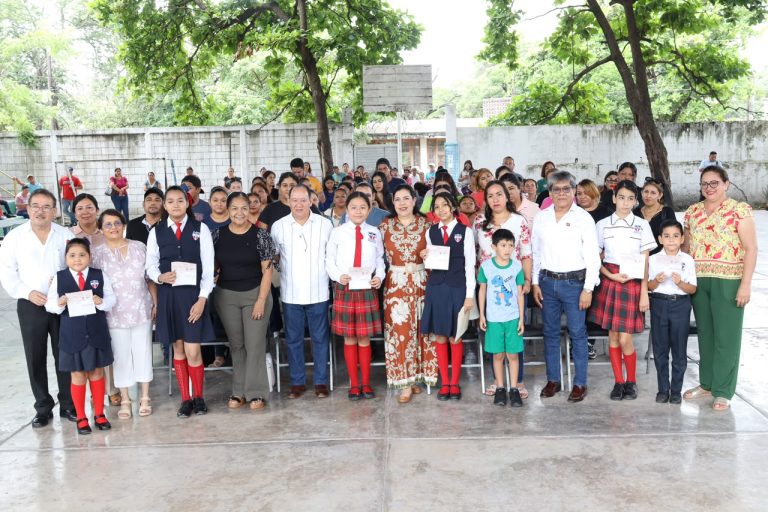 Entrega Patty Chío becas a estudiantes de El Mante