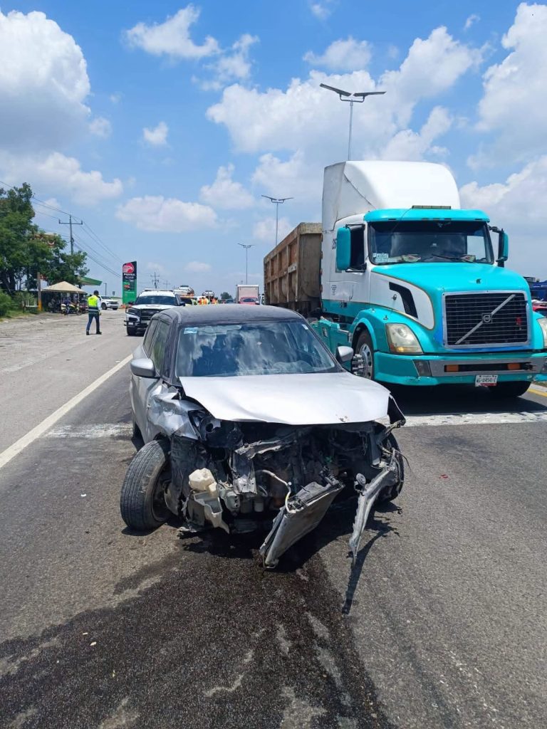 #ALMOMENTO | Fuerte choque en carretera Tampico-Mante deja tres lesionados*