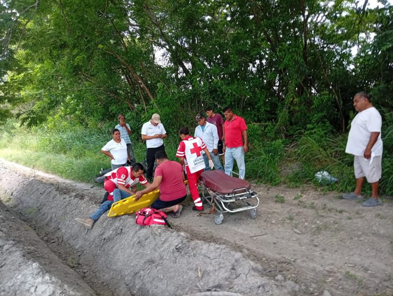 Joven motociclista termina grave al caer a zanja