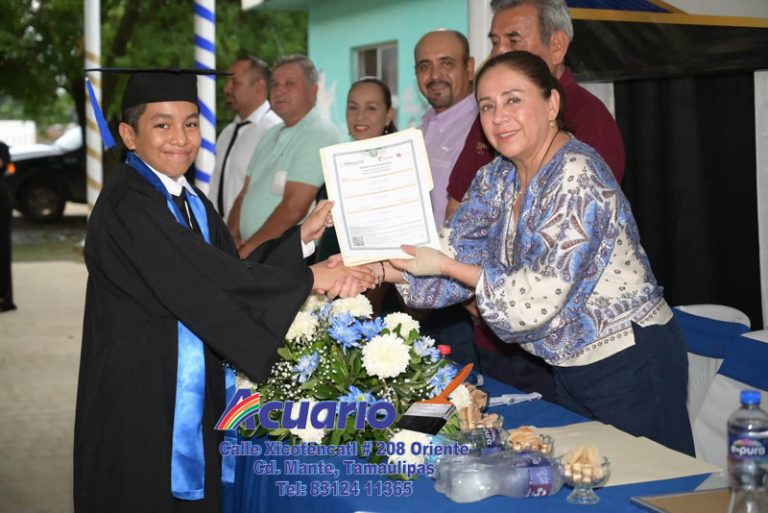 Madrina de generación a las y los egresados de la Escuela Primaria “Manuel García Gutiérrez”.