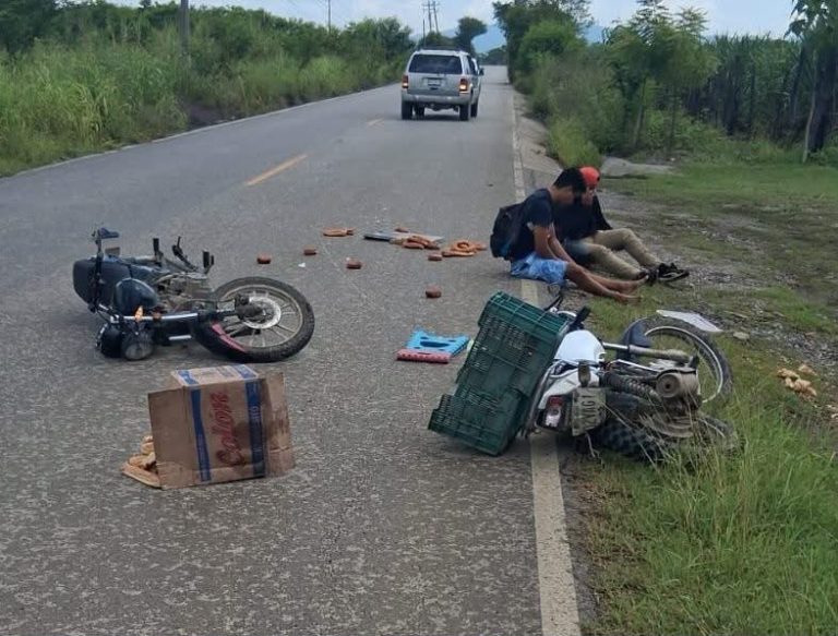 #Policiaca 🚨 Motociclista no alcanza a frenar y embiste a repartidor de pan en la #CiudadValles–#ElNaranjo