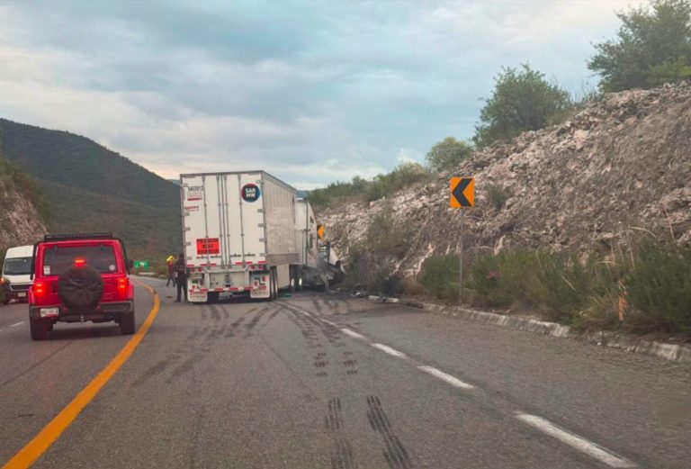 Muere conductor de 23 años tras invadir carril y chocar con tráiler en Jaumave