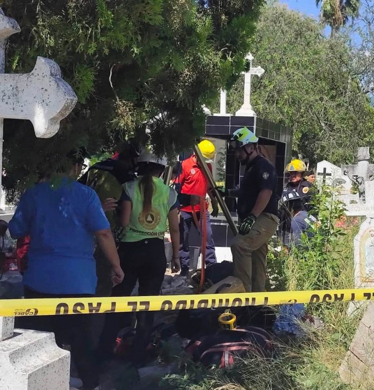 Mujer cae a tumba tras colapso de sepultura en panteón de Victoria