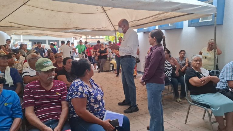 Promueve Patty Chío bienestar visual de familias mantenses