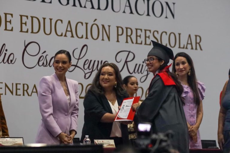 Gradúa a nueva generación de docentes de preescolar la Normal de Educadoras “Maestra Estefanía Castañeda”