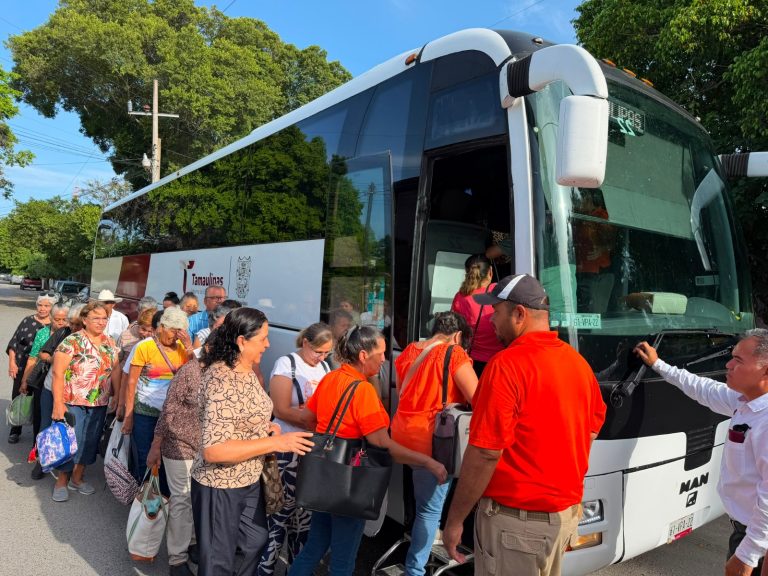 Programa de Turismo Social lleva a adultos mayores a pasear a El Chorrito en Hidalgo, Tamaulipas
