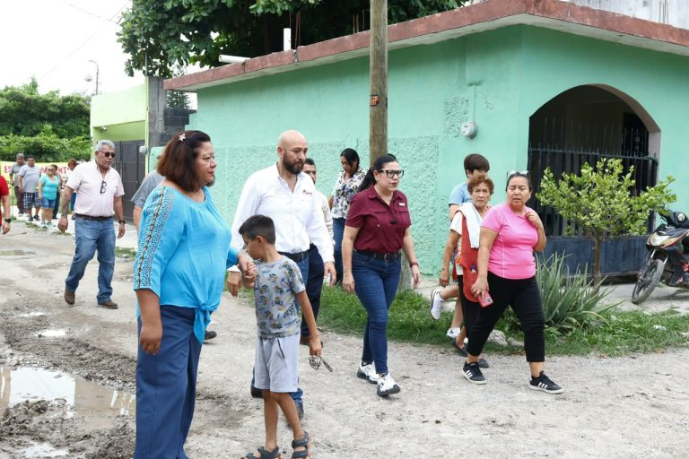 Supervisa Patty Chío revestimiento en calle Pino Suárez