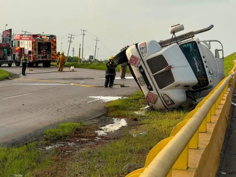 Volcadura de pipa con gasolina en Altamira moviliza a cuerpos de emergencia