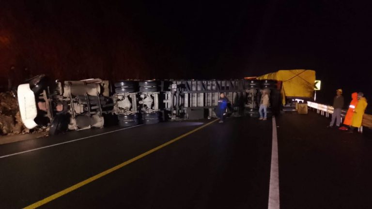 Vuelca tractocamión y cierran carretera Mante-Tula