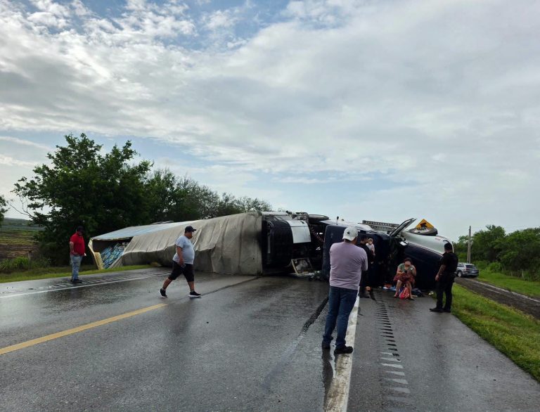 Vuelca tráiler cargado en la González-Llera
