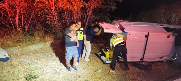 Colchón provoca volcadura; hay tres heridos