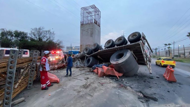 CAMIÓN CON ROLLOS DE ACERO VUELCA EN APODACA