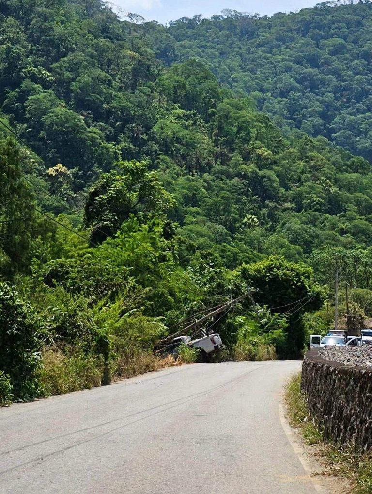 CIERRAN CARRETERA VALLES–EL NARANJO TRAS APARATOSO ACCIDENTE