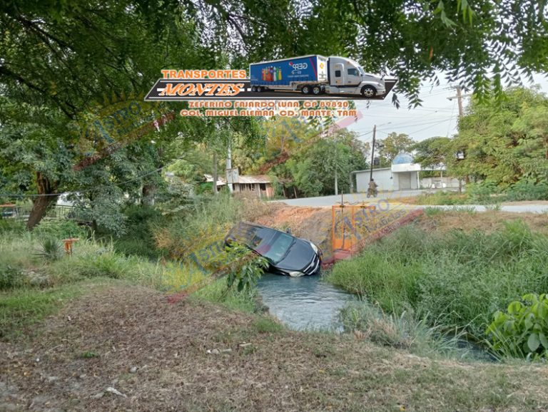Camioneta cae a canal de riego en El Mante