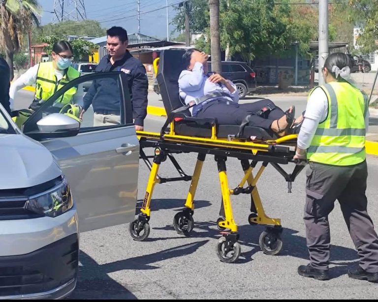Hospitalizan a conductora tras encontronazo entre GMC y Jetta