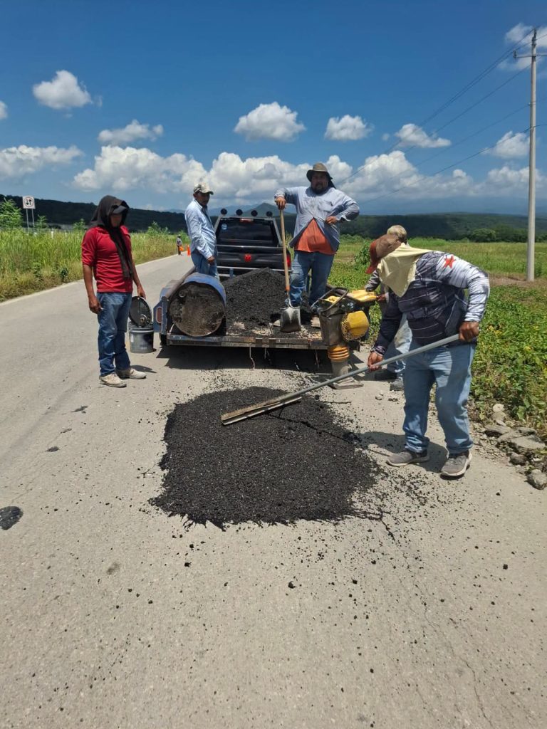 Inicia Gobierno de Ocampo trabajos de bacheo en la carretera estatal Ocampo–El Limón