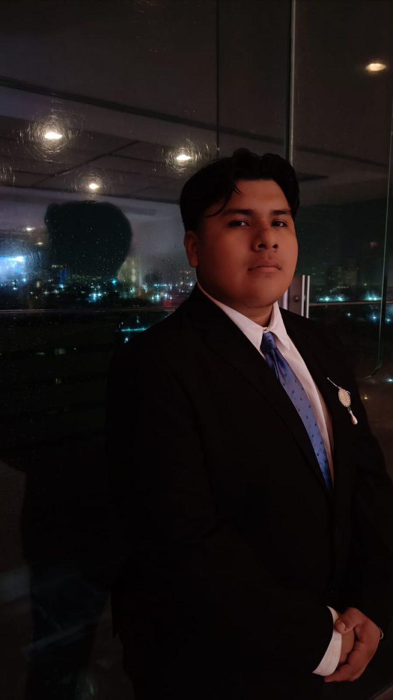 Joven mantense destaca en la ciencia farmacéutica