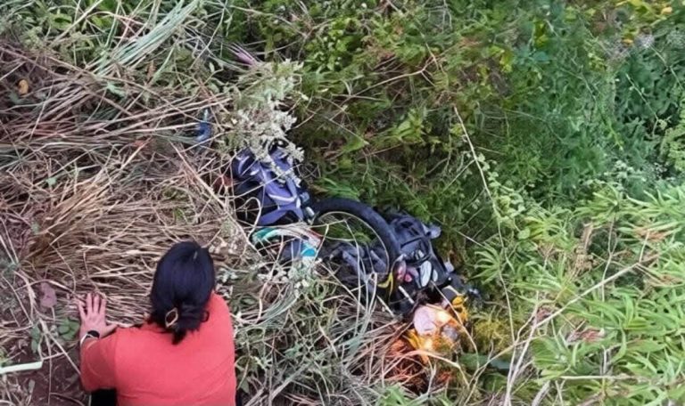Motociclista cae a barranco en la Victoria-Mante y sobrevive de milagro