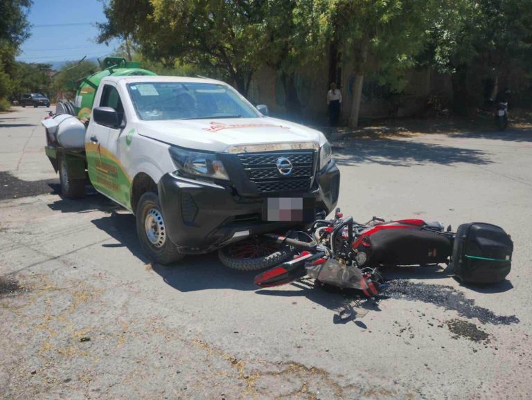 Pipa y motocicleta chocan por falta de señalamiento